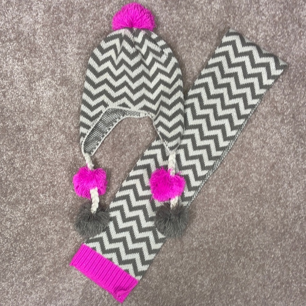 5/$20 Toby hat and scarf zig zag double pom pom pink tan